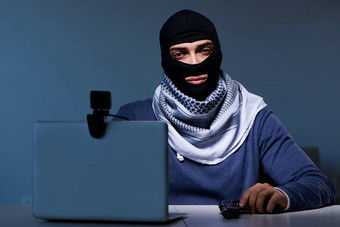 黑客穿巴拉克拉法帽面具黑客电脑
