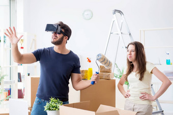 年轻的家庭虚拟眼镜拆包房子