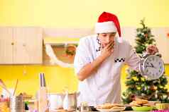 年轻的老板丈夫工作厨房圣诞节夏娃
