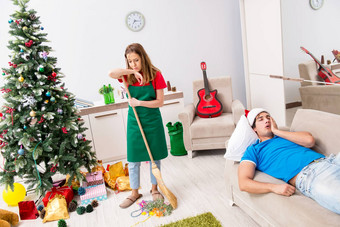 年轻的家庭清洁公寓圣诞节聚会，派对