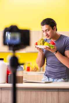 年轻的男人。写博客食物补充