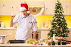 年轻的老板丈夫工作厨房圣诞节夏娃