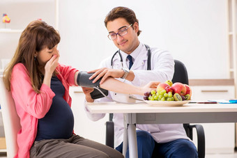 怀孕了女人参观<strong>医生</strong>讨论健康的饮食