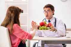 怀孕了女人参观医生讨论健康的饮食