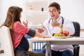 怀孕了女人参观<strong>医生</strong>讨论健康的饮食