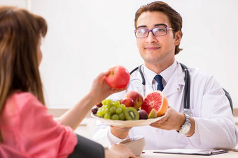 怀孕了女人参观医生讨论健康的饮食