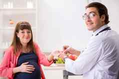 怀孕了女人参观医生讨论健康的饮食