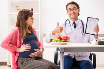 怀孕了女人参观医生讨论健康的饮食