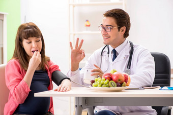 怀孕了女人参观医生讨论健康的饮食