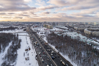 汽车交通直接高速公路阳光明媚的冬天冷淡的早....城市城市城市景观飞行向前空中视图