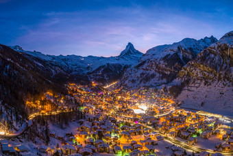 策马特小镇马特洪峰山冬天晚上瑞士阿尔卑斯山脉瑞士空中视图