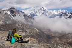 年轻的女人徒步旅行者背包徒步旅行波兰人坐着