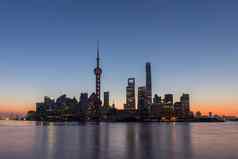 全景上海天际线早....lujiazui金融区黄埔河视图履行。路堤中国