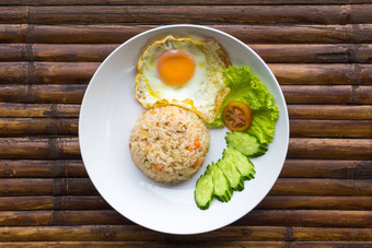 炒蛋大米新鲜的蔬菜白色板棕色（的）竹子表格泰国早餐前视图