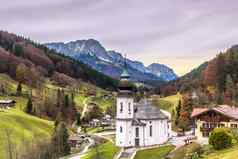 教堂玛丽先生巴伐利亚村山背景日出巴伐利亚阿尔卑斯山脉伯希特斯加土地巴伐利亚德国
