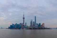 全景上海天际线多云的天空lujiazui金融区黄埔河视图履行。路堤中国
