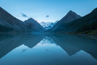 湖阿凯姆山belukha日出阿尔泰山siberi