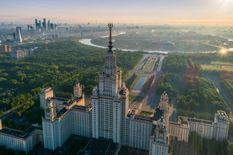 莫斯科状态大学莫斯科城市业务中心日出城市雾俄罗斯空中视图