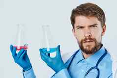 男人。医疗礼服实验室助理液体瓶听诊器医生化学反应光背景