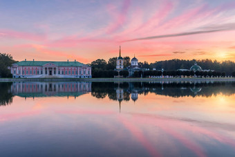 Kuskovo房地产反射池塘Kuskovo公园宫钟楼池塘色彩斑斓的阳光明媚的粉红色的日出莫斯科俄罗斯