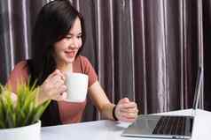 业务女人视频调用会议团队网络摄像头lapto