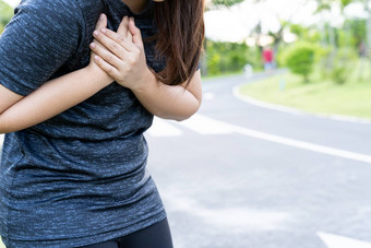 疲惫女跑步者痛苦痛苦的心绞痛心绞痛哮喘呼吸问题培训硬夏天运行培训结果