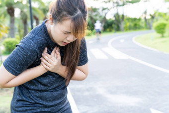 疲惫女<strong>跑步</strong>者痛苦痛苦的心绞痛心绞痛哮喘<strong>呼吸</strong>问题培训硬夏天运行培训结果