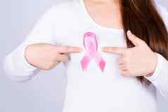 乳房癌症意识丝带女人胸部灰色背景医疗医疗保健广告概念