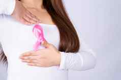 乳房癌症意识丝带女人胸部考试灰色背景医疗医疗保健广告概念