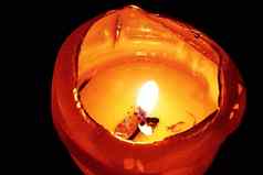 燃烧橙色蜡烛黑暗