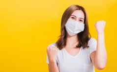女人穿脸面具保护过滤器灰尘病毒