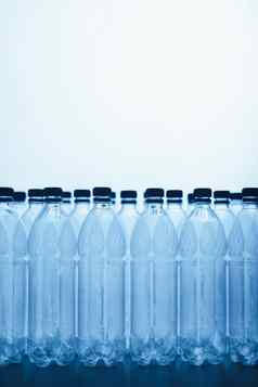 空塑料瓶轮廓蓝色的背景