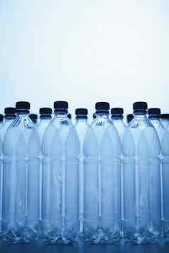空塑料瓶轮廓蓝色的背景