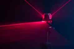 激光水平工具红色的光梁摘要背景