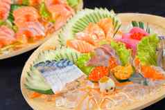 混合生鱼片日本食物风格黑色的背景