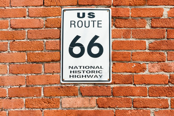路线国家历史高速公路标志红色的砖墙