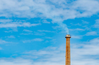 生锈的烟管工厂蓝色的天空白色云