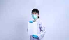 亚洲女人医生持有空白纸手复制空间