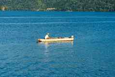 男人。船放松钓鱼多瑙河河阳光明媚的一天