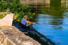 男人。放松钓鱼边缘河orsova罗姆