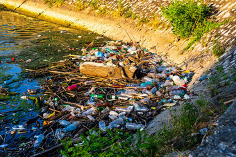 脏被污染的浪费水garbages环境污染