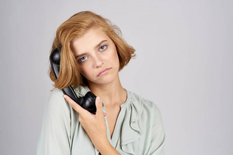美丽的女人复古的电话手伤心脸衬衫模型光背景
