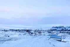 自然冬天景观房子中间雪场冰岛