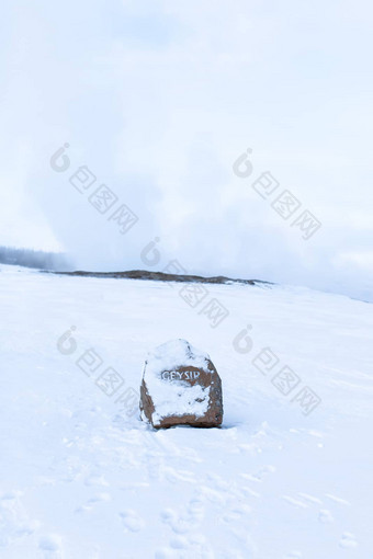 <strong>石头</strong>路标登记喷泉覆盖雪冬天冰岛