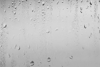 <strong>雨滴</strong>窗口眼镜表面灰色的天空背景自然背景<strong>雨滴</strong>覆盖设计概念坏多雨的天气