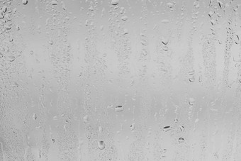 <strong>雨滴</strong>窗口眼镜表面灰色的天空背景自然背景<strong>雨滴</strong>覆盖设计概念坏多雨的天气