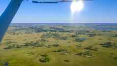 空中视图Moremi国家公园博茨瓦纳非洲小飞机翼可见明亮的阳光蓝色的天空