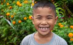 男孩微笑脸肖像花园背景