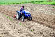 农民拖拉机放松土壤铣机耕作场阶段准备土壤种植放松表面土地培养农业机械农业农业