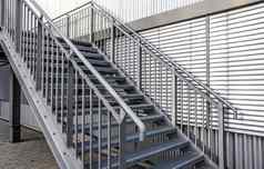 关闭视图金属楼梯现代体系结构建筑物
